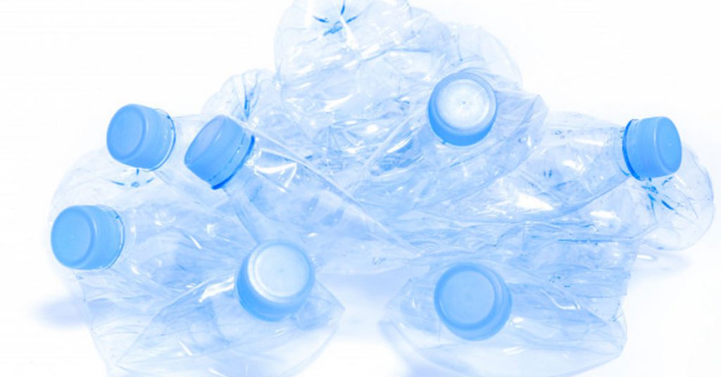 ¿Cómo se recicla el plástico PET?